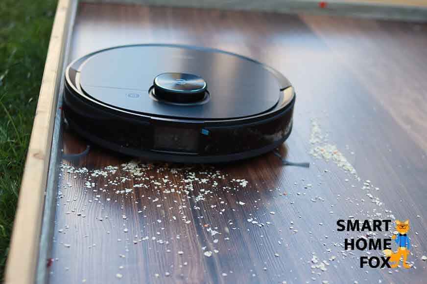 Der Ecovacs Deebot T9 AIVI reinigt entlang der Leiste.